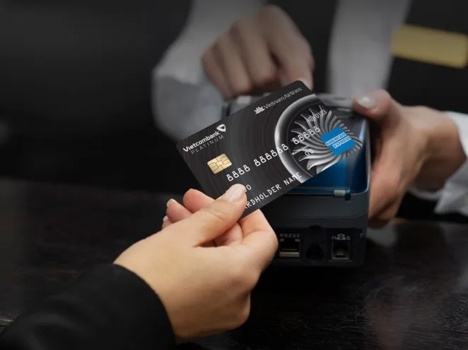 So sánh ưu nhược điểm thẻ tín dụng Thẻ tín dụng Vietcombank Vietnam Airlines Platinum American Express®